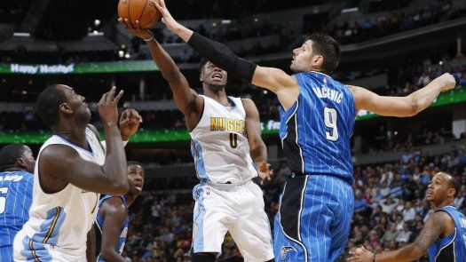 Vucevic guía a Magic a victoria sobre Nuggets
