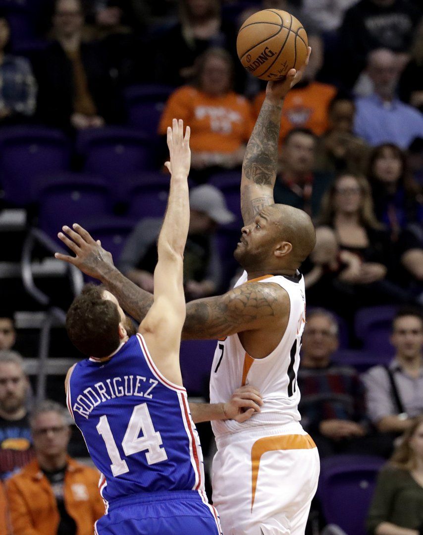 Booker y Bledsoe lideran a Suns sobre 76ers, 123-116