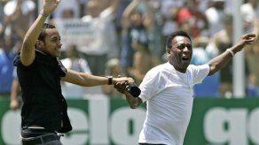 Santos recibe a Robinho con Pelé y fiesta de rock