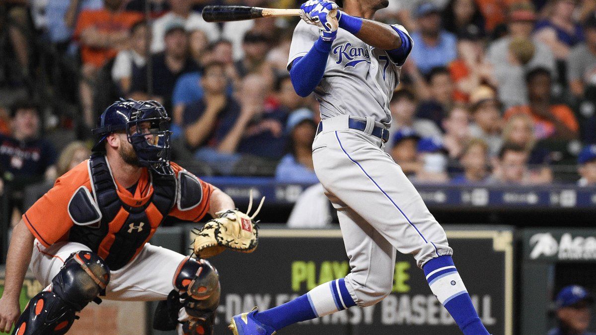 Herrera frustra jonrón y Reales ganan 1-0 a Astros