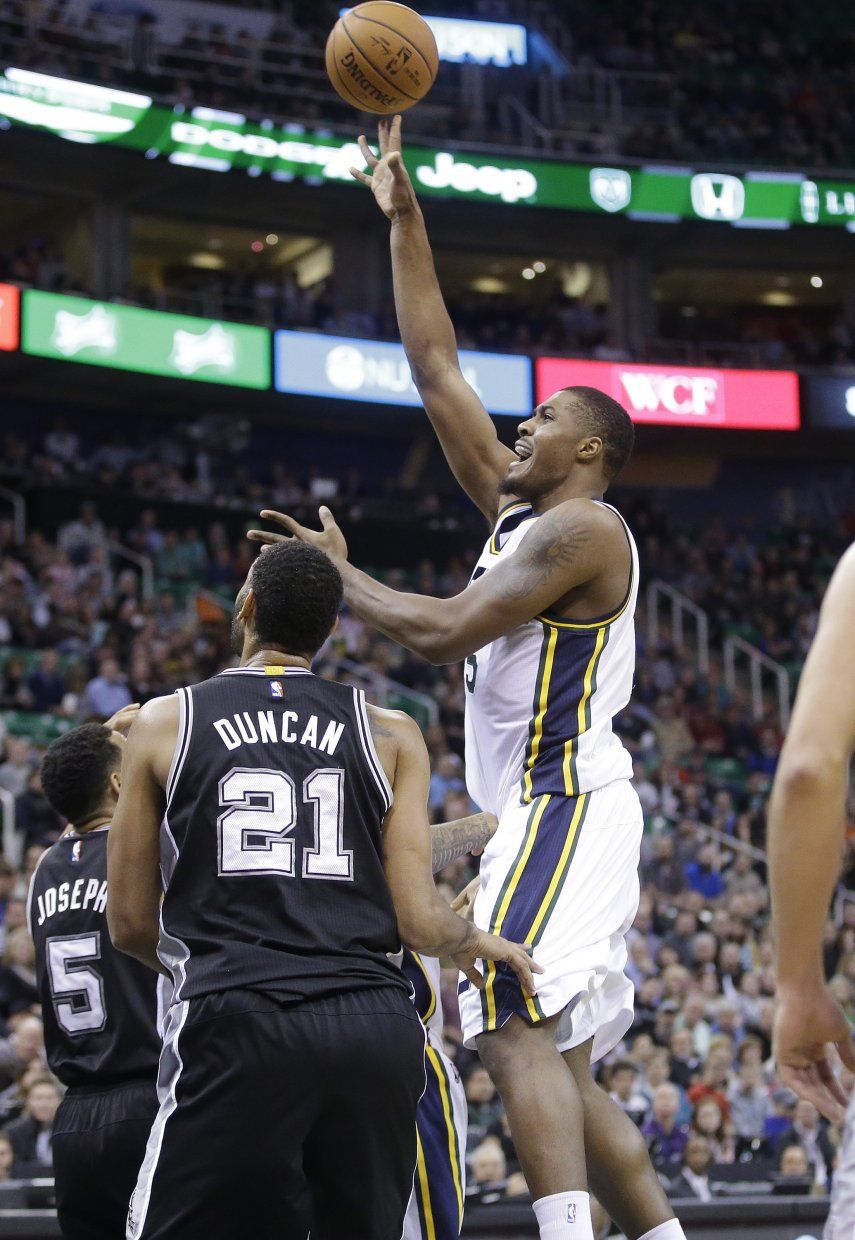 Favors anota 21 y Jazz sorprende a Spurs