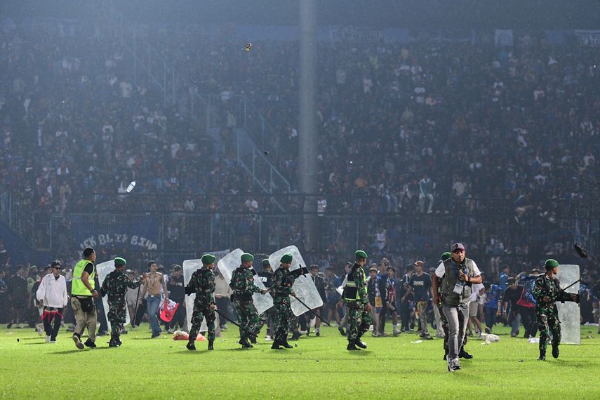 32 niños entre los 125 fallecidos en la tragedia del estadio de fútbol en Indonesia