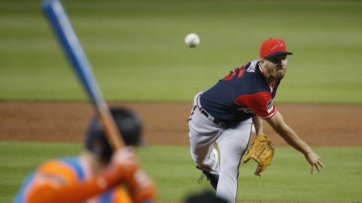 Gausman y bullpen lucen en triunfo de Bravos sobre Marlins, Camargo de 5-1