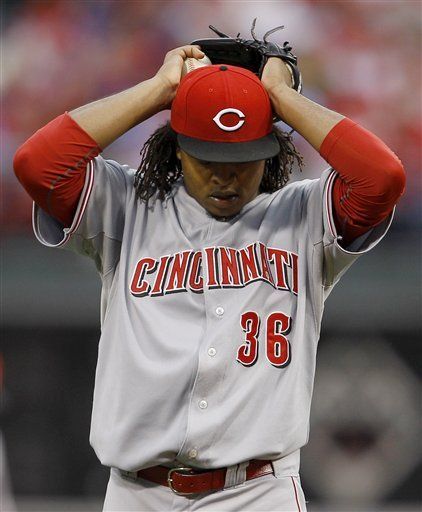 Halladay vence a Vólquez, y los Rojos están en desventaja