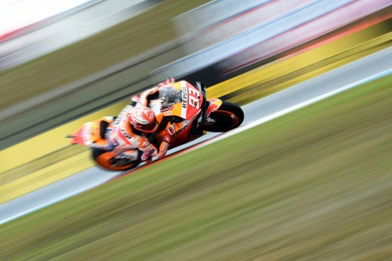 Márquez reina en la lluvia y logra la pole position en República Checa