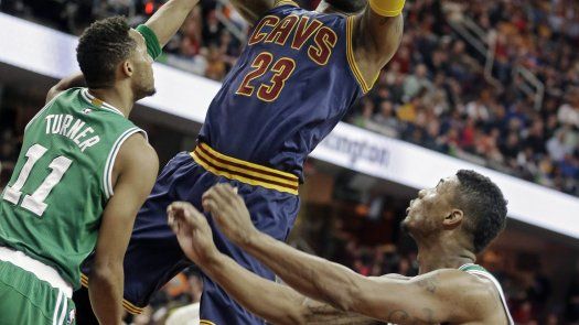 LeBron alcanza hito y sus Cavaliers vapulean a Boston