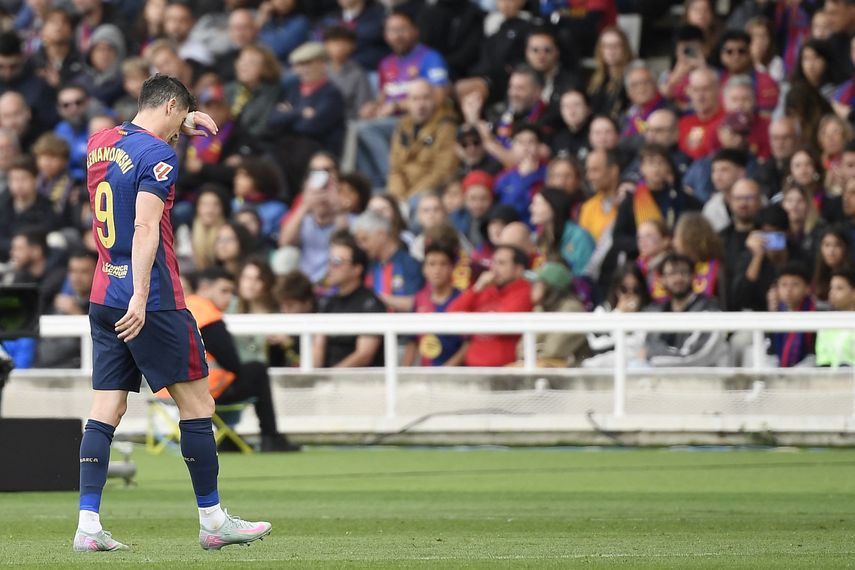 El FC Barcelona confirma lesión del goleador Robert Lewandowski
