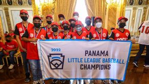 Peloteros de pequeñas ligas visitan el Palacio Presidencial