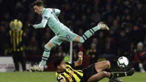 Arsenal se beneficia de error para vencer a Watford