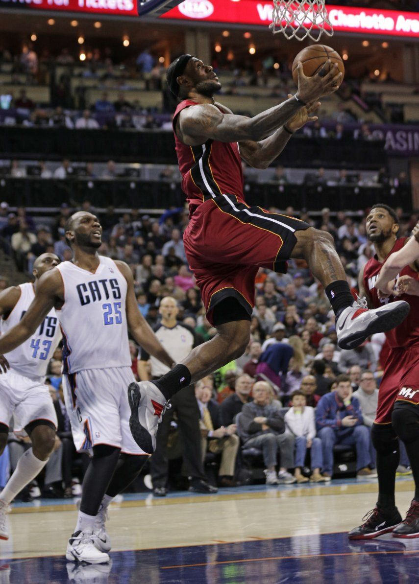 LeBron James lidera triunfo de Heat sobre Bobcats