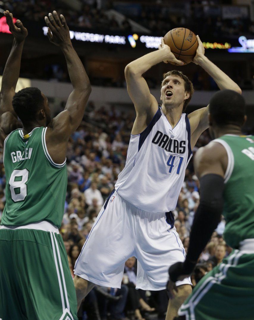 Mavericks sobreviven tras derrochar ventaja