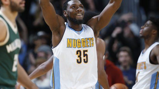 Con enceste de Faried, Nuggets superan a Bucks