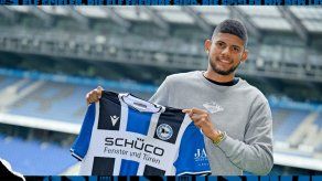 Andrés Andrade muestra la camiseta del Arminia Bielefeld de la Bundesliga de Alemania.&nbsp;