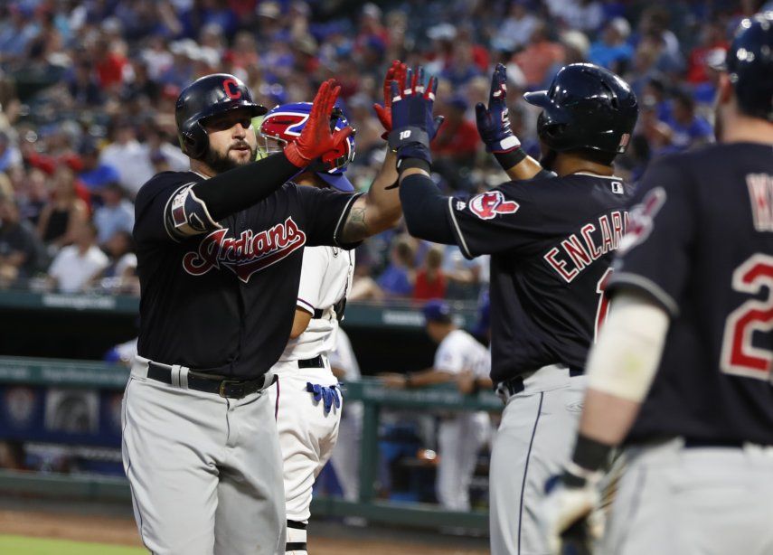 Alonso y Carrasco guían a Indios a triunfo sobre Rangers