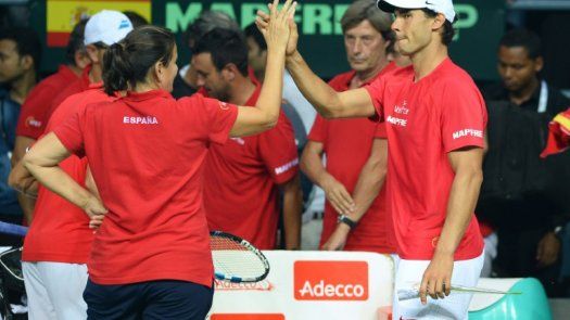 España celebra su regreso a la élite de la Davis con un 5-0 ante India