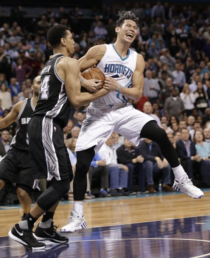 Los Hornets remontan para vencer a San Antonio