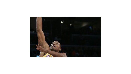 NBA: Lakers 110, Hornets 99; Bynum anota 21 puntos para Lakers