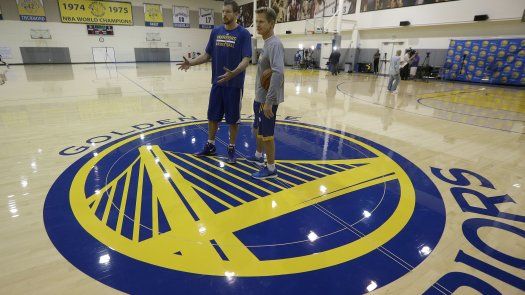 Warriors y Pelicans llegan a playoffs con distintos estatus