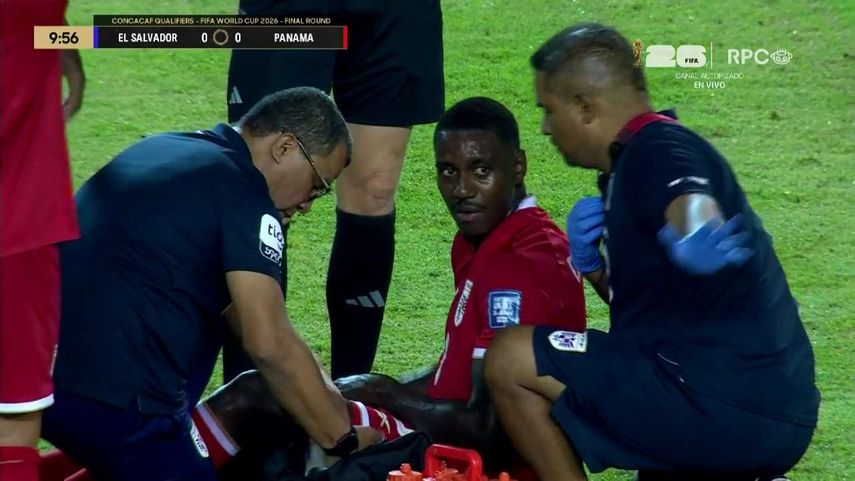 José Córdoba sale lesionado vs El Salvador en el Estadio Cuscatlán