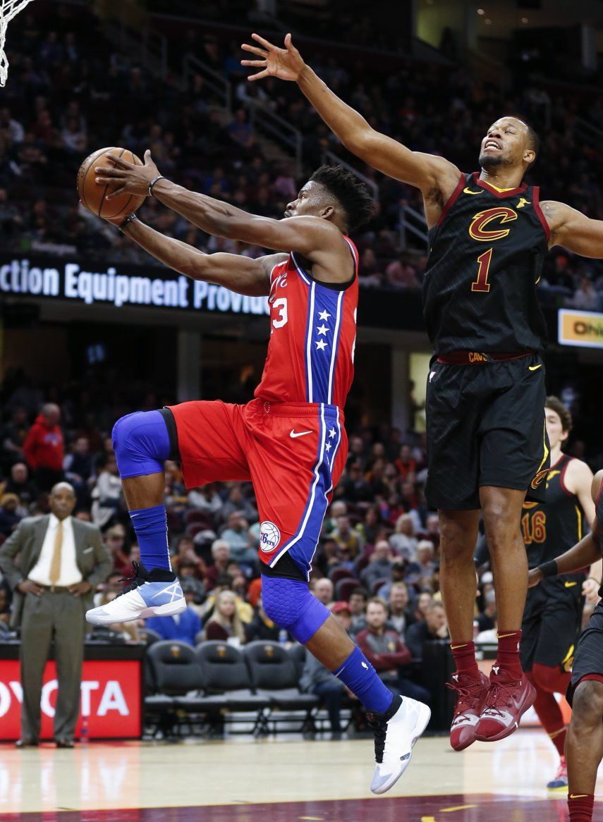 Simmons y Embiid llevan a 76ers a victoria sobre Cavs