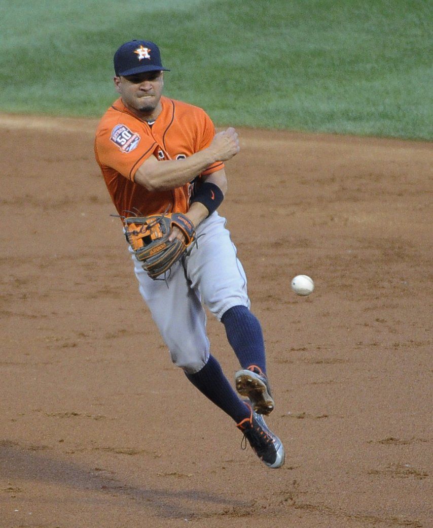 Venezolano José Altuve sufre lesión ante Marineros