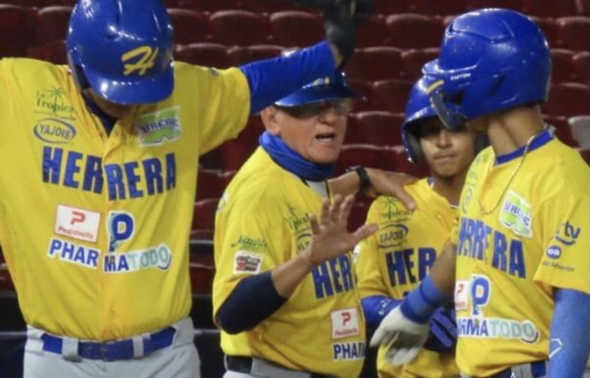 Béisbol Juvenil 2023: Herrera empata serie en guerra de bates