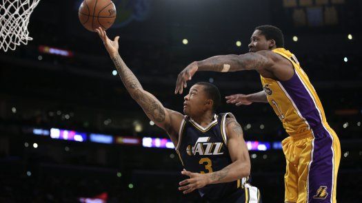 Hayward suma 22, el Jazz asesta a los Lakers su 50ma derrota