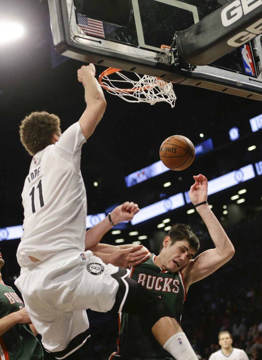 Lopez y los Nets vencen a Bucks en tres tiempos extra