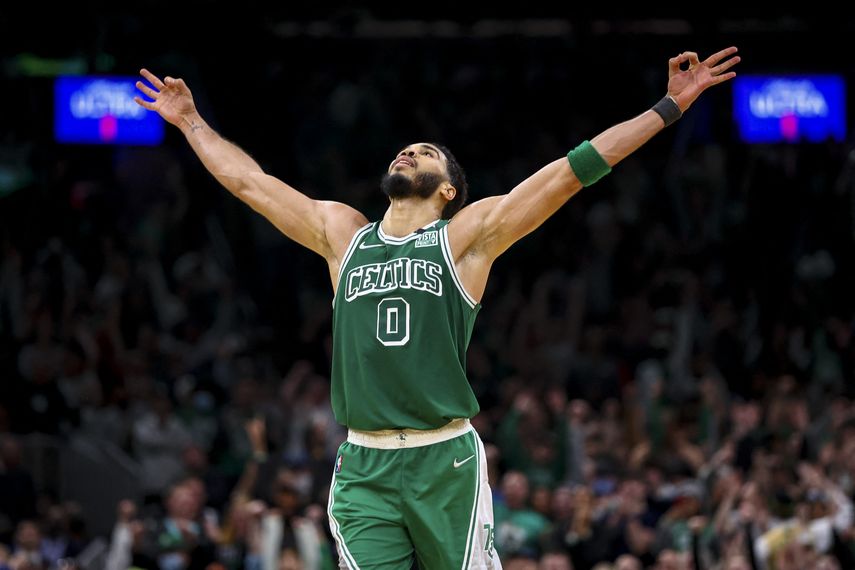 NBA: Jayson Tatum y Khris Middleton con grandes actuaciones