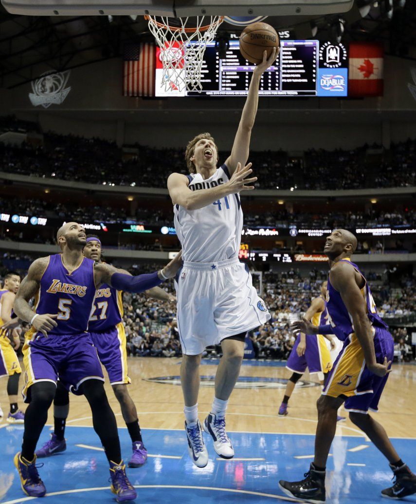 Mavericks apalea a Lakers, Nowitzki encesta 23