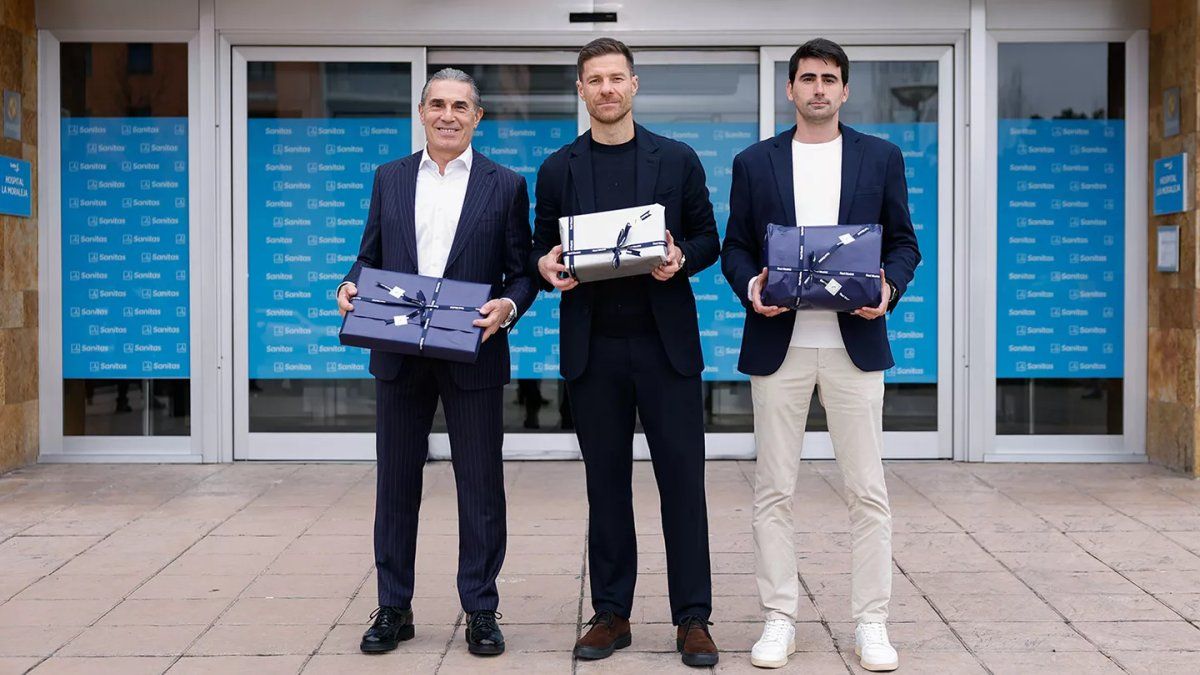 Real Madrid: Entrenadores y jugadores reparten regalos a niños hospitalizados Real Madrid: Entrenadores y jugadores reparten regalos a niños hospitalizados
