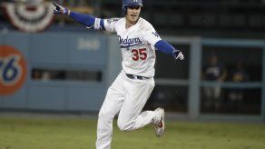 Dodgers ganan a Cerveceros con sencillo de Bellinger en 13er