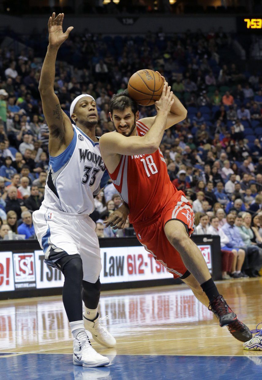 Brewer anota 51 puntos en triunfo de Minnesota