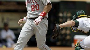 Rivera deja juego de Angelinos debido a molestia en una pierna