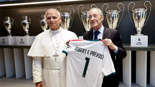 Florentino Pérez recibe al Papa León XIV en el Santiago Bernabéu Florentino Pérez recibe al Papa León XIV en el Santiago Bernabéu