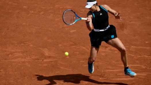 Muguruza avanza por la vía rápida a tercera ronda en París