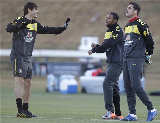 Mundial: Brasil va por el boleto a octavos