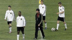 Mundial: Alemania-Inglaterra tratan de ignorar el circo
