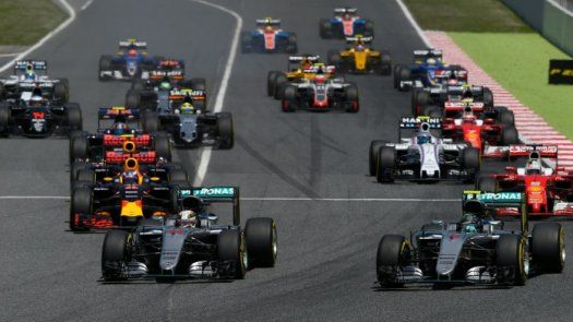 Hamilton y Rosberg abandonan tras chocar en la primera vuelta