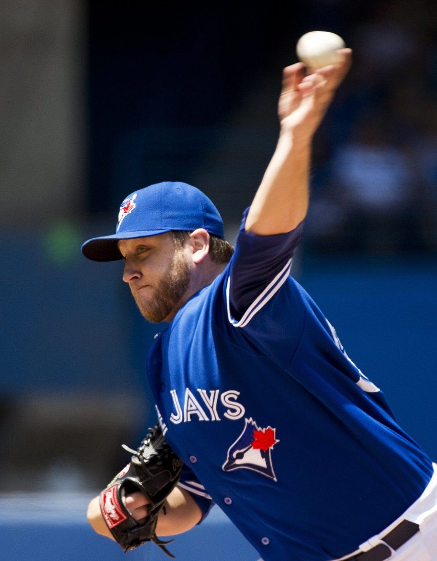 Encarnación y Buehrle guían victoria de Toronto