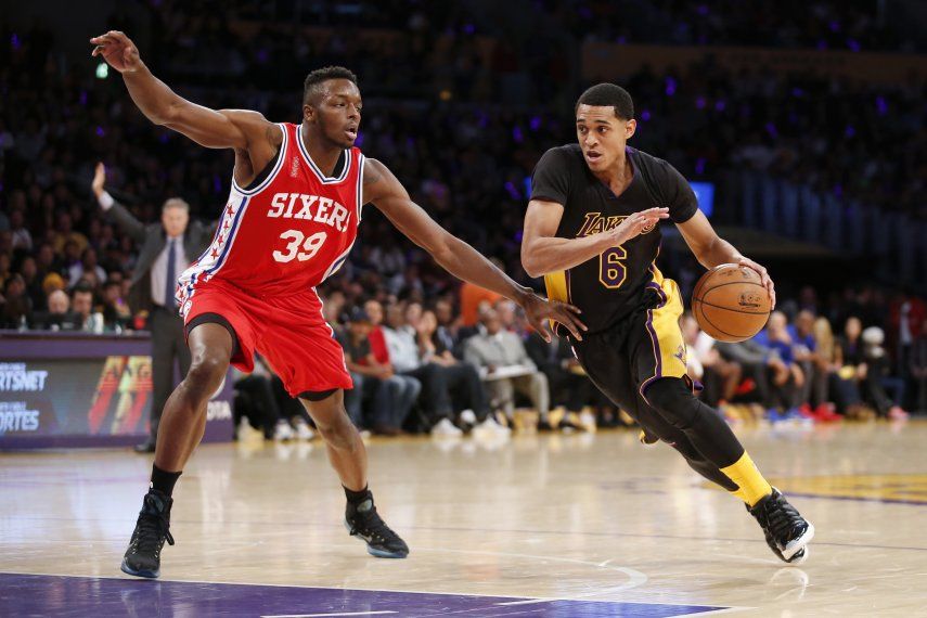 Williams anota 24 puntos, Lakers remontan y ganan a 76ers