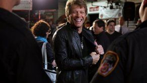 Bon Jovi rinde homenaje a bomberos en aniversario del 11Sep