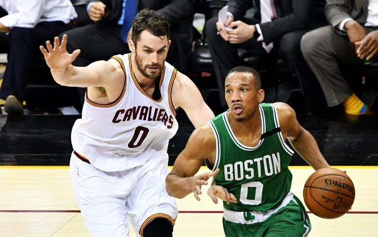Boston derrota a Cleveland para mantenerse en las eliminatorias