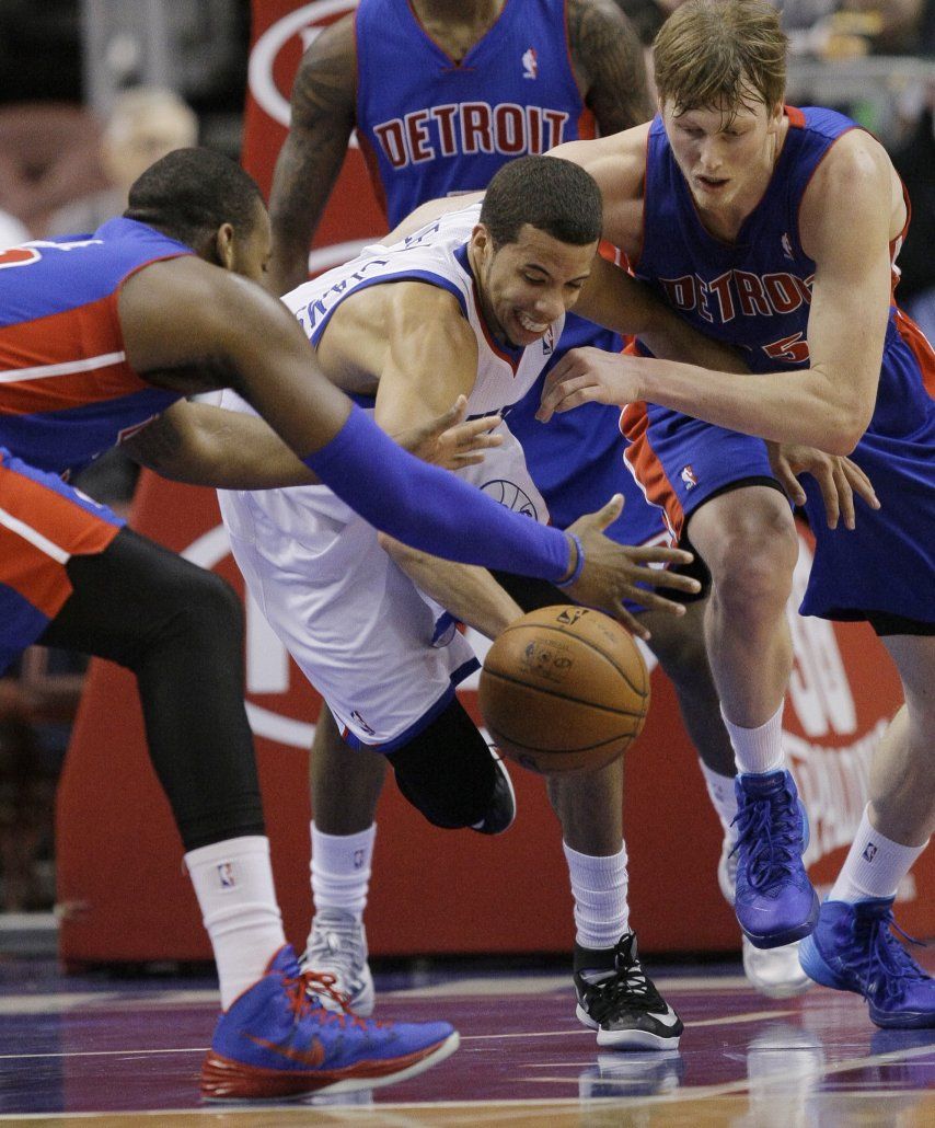 Pistons repuntan para vencer a Sixers por 114-104