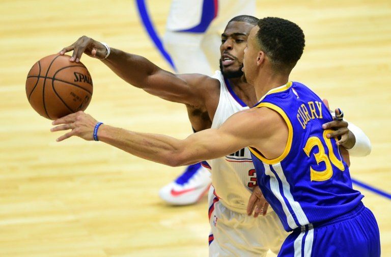 Stephen Curry sigue como líder anotador en la NBA