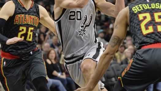 Spurs despachan a Hawks para quinto triunfo en fila