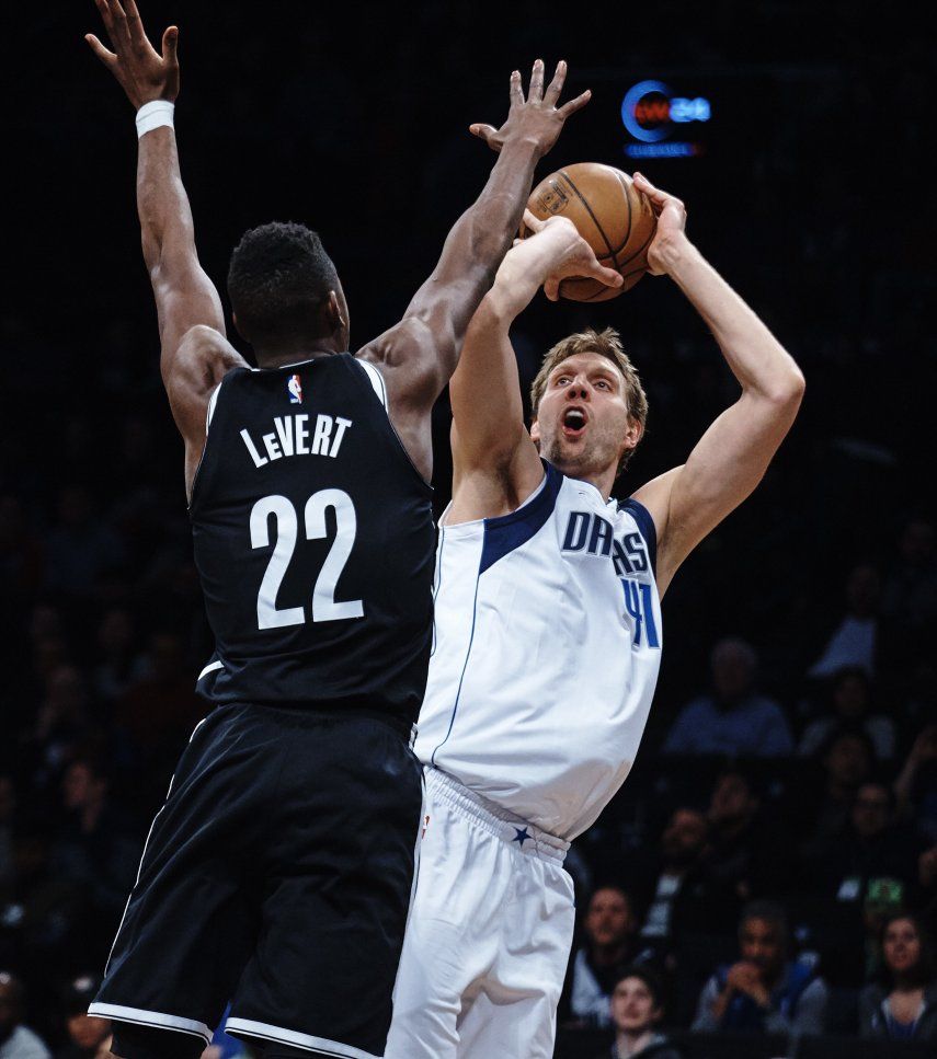 Nets dejan escapar amplia ventaja, pero vencen a Mavericks