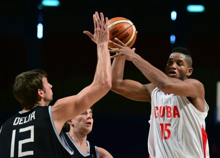 Argentina gana 96-64 a una entusiasta Cuba en preolímpico de básquet