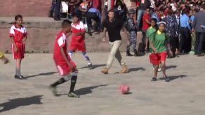 Beckham juega al fútbol con niños en Nepal