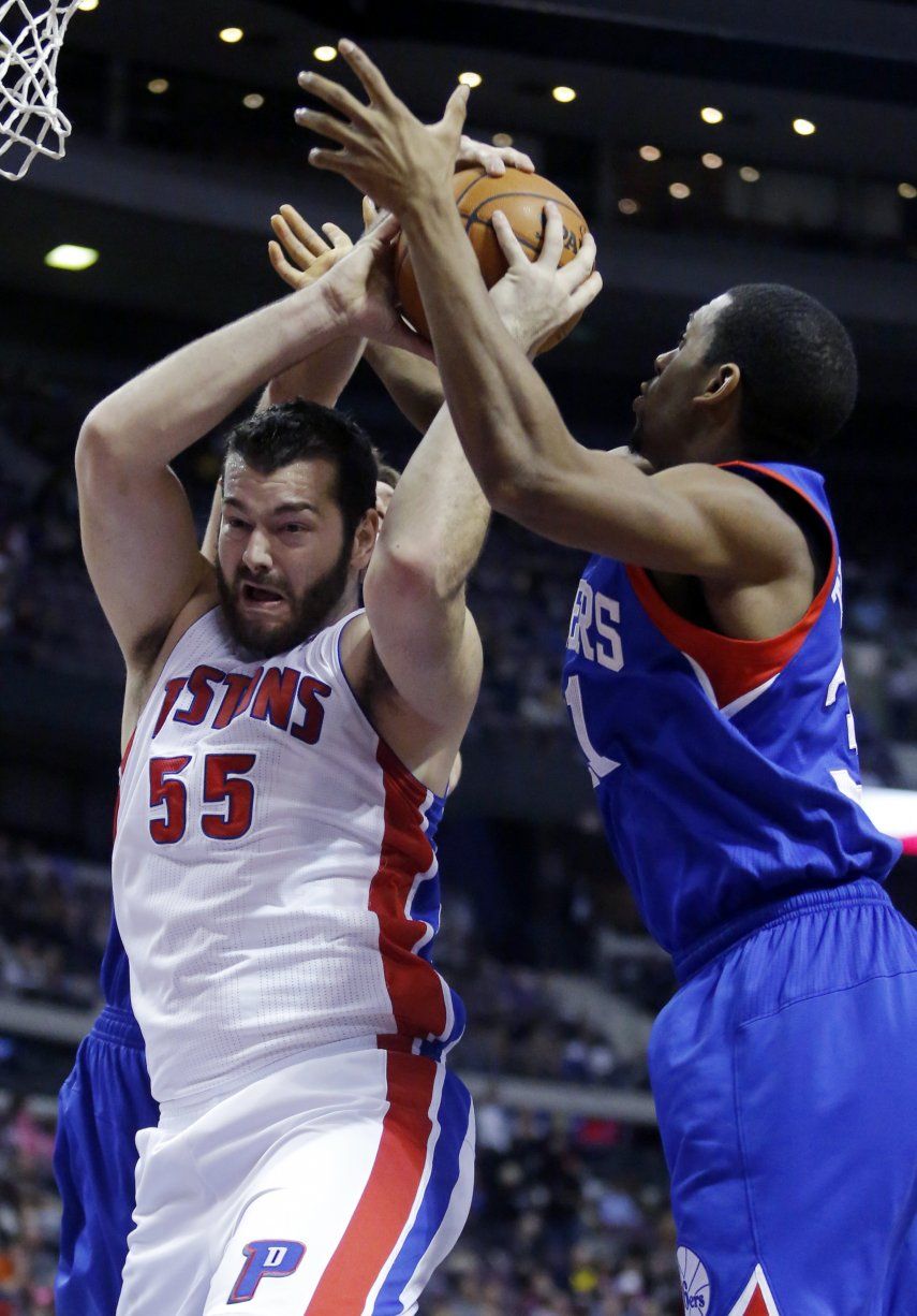 Pistons aplastan a diezmados 76ers